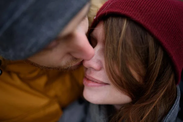 Amando Casal Grávida Estão Andando Fora Cidade Final Outono — Fotografia de Stock