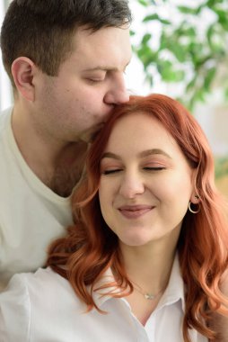 Genç adam sevgilisini öper.