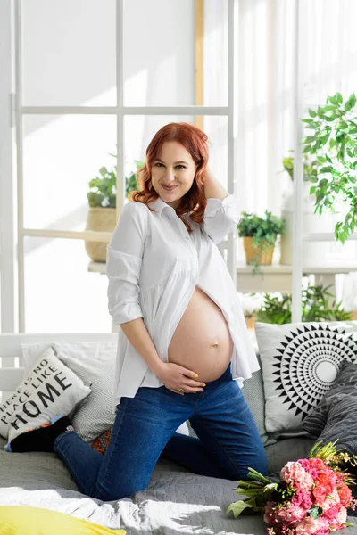 Hermosa Chica Embarazada Los Meses Embarazo Posa Cama — Foto de Stock