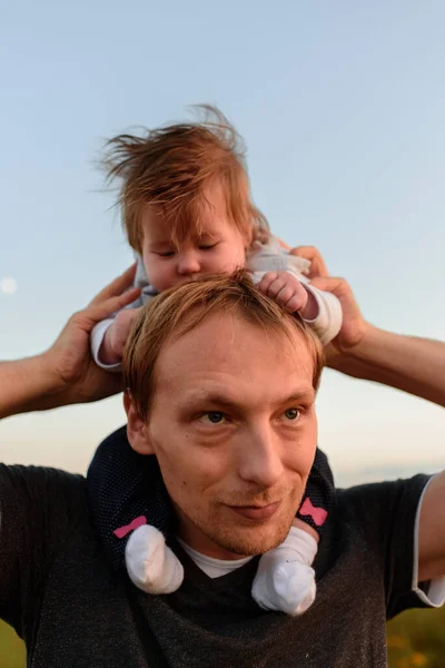 Uma Filha Gira Senta Pescoço Perto Pai Pai Filha Estão — Fotografia de Stock