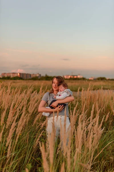 Uma Mãe Caminha Campo Com Sua Filhinha Nos Braços — Fotografia de Stock