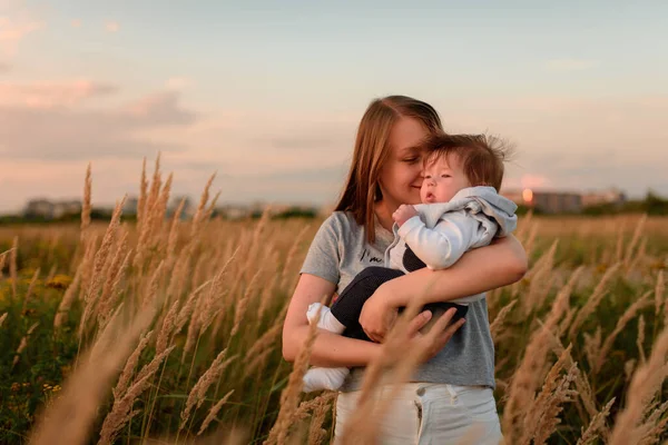 Een Moeder Loopt Het Veld Met Haar Dochtertje Haar Armen — Stockfoto