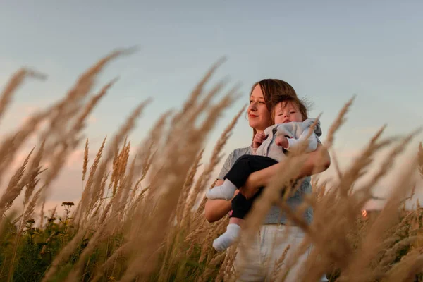 Uma Mãe Caminha Campo Com Sua Filhinha Nos Braços — Fotografia de Stock