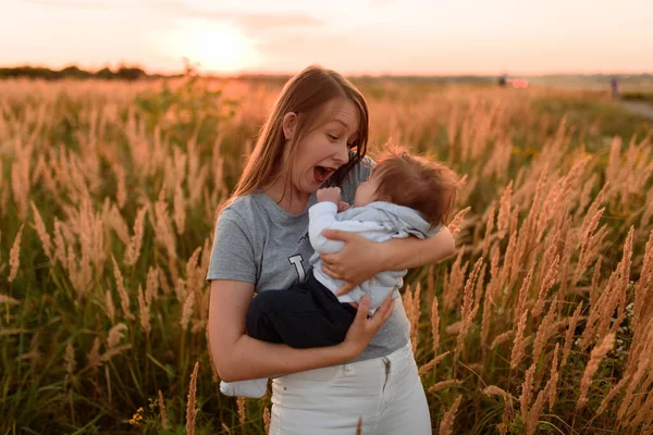 Uma Mãe Caminha Campo Com Sua Filhinha Nos Braços — Fotografia de Stock