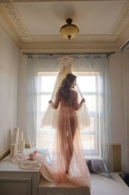 Güzel, genç bir gelinin özel elbisesi içinde bir sabah..