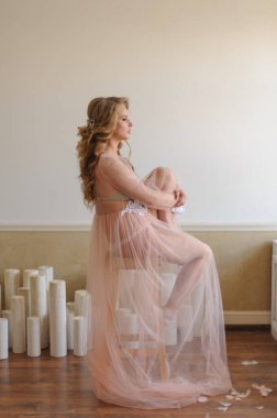 Güzel, genç bir gelinin özel elbisesi içinde bir sabah..