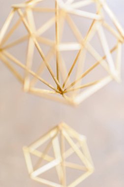 Üzerinde avize yerine ahşap figürler var..