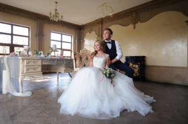 Damat geline nikah yüzüğü takıyor..