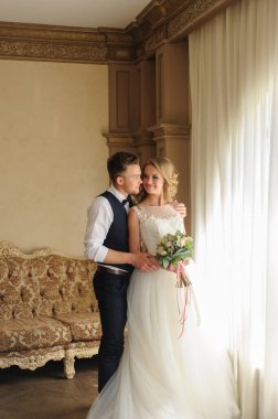 Damat geline nikah yüzüğü takıyor..