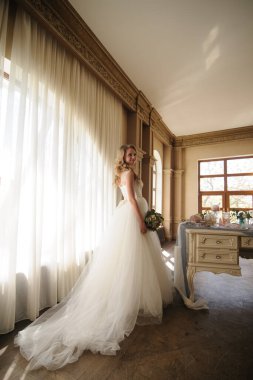 Damat geline nikah yüzüğü takıyor..
