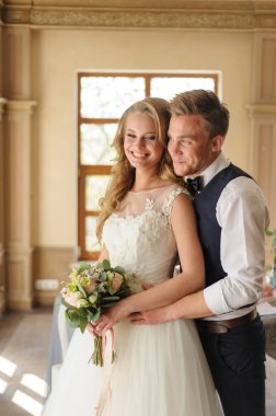 Damat geline nikah yüzüğü takıyor..