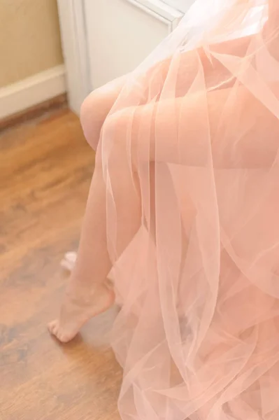 穿着闺房礼服的新娘的脚 — 图库照片