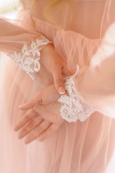 新娘的手穿着闺房的衣服手放后面特写镜头 — 图库照片