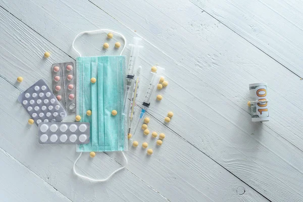 Orvosi Maszk Tabletták Gyógyszerek Lőtt Felülről Fehér Háttér — Stock Fotó