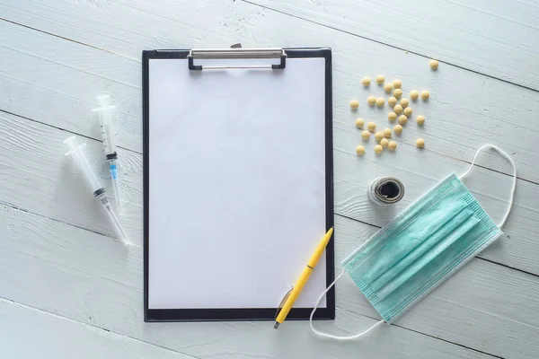 Caderno Notas Medicamentos Seringas Tiro Sobre Fundo Madeira Branca Cima — Fotografia de Stock