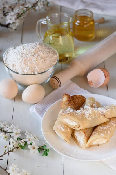 白い木の背景にカッテージチーズとパンケーキ ひまわりの種 小麦粉 卵で撮影 伝統的な朝食 — ストック写真
