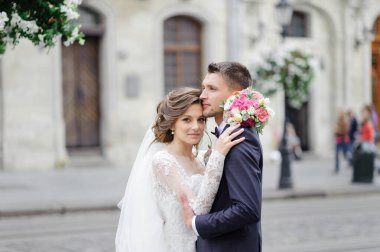 Eski şehirdeki genç ve güzel bir çiftin düğün fotoğrafları..