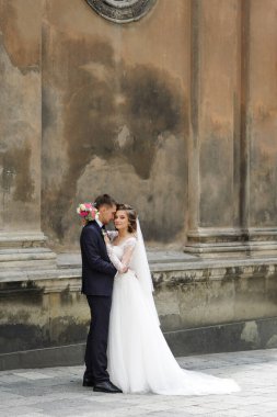 Eski şehirdeki genç ve güzel bir çiftin düğün fotoğrafları..