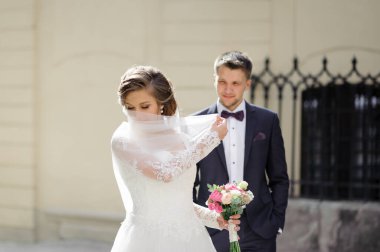 Eski şehirdeki genç ve güzel bir çiftin düğün fotoğrafları..