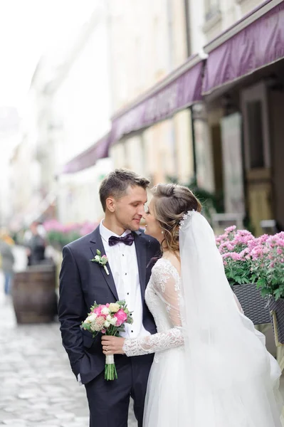 Bruiloft Fotosessie Van Een Jong Mooi Koppel Oude Stad — Stockfoto