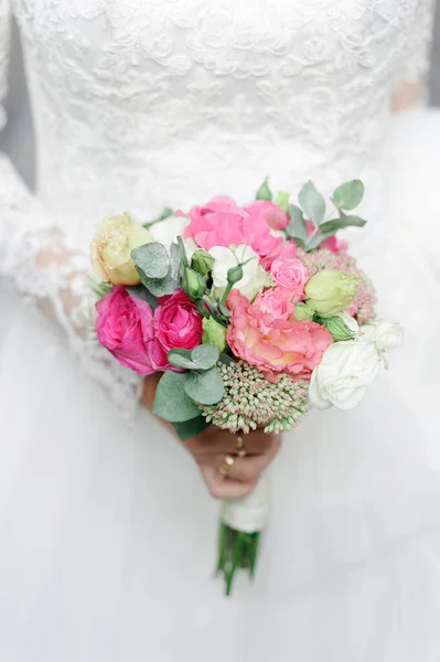 Ritratto Una Giovane Bella Sposa Nella Città Vecchia Nelle Mani — Foto Stock