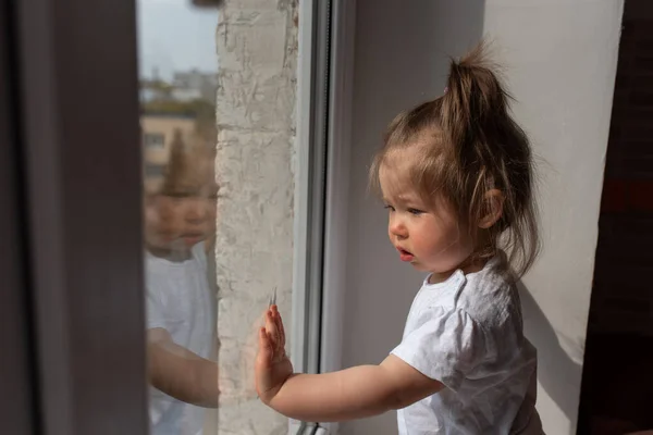 Маленькая Девочка Смотрит Окно Спрашивает Снаружи Время Карантина Вызванного Коронавирусом — стоковое фото