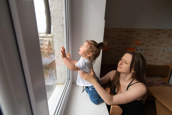Küçük Kız Pencereden Dışarı Bakar Koronavirüsün Sebep Olduğu Karantina Sırasında — Stok fotoğraf