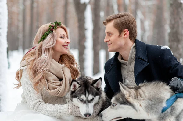 Casal Alegre Está Brincando Com Husky Siberiano Floresta Nevada Casamento — Fotografia de Stock
