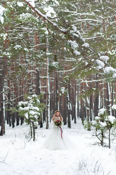 美丽的新娘在雪地的森林里摆着花束 冬天的婚礼艺术品 全长肖像 — 图库照片