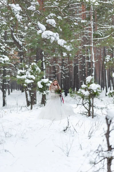 Schöne Braut Posiert Mit Strauß Verschneiten Wald Winterhochzeit Kunstwerk Ganzes — Stockfoto
