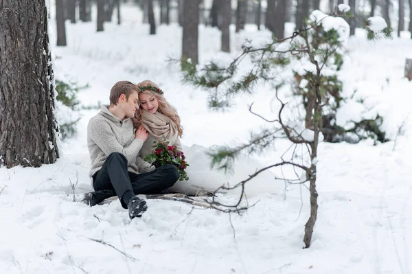 Noiva Noivo Pulôveres Malha Bege Floresta Nevada Recém Casados Estão — Fotografia de Stock