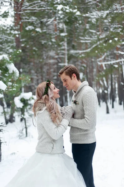 Noiva Noivo Pulôveres Malha Bege Floresta Nevada Recém Casados Estão — Fotografia de Stock