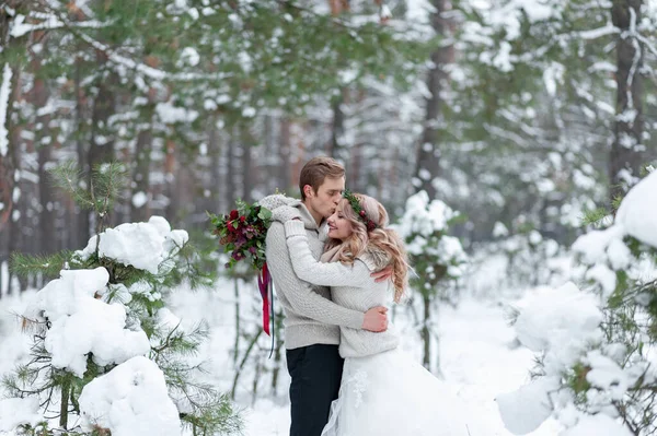 Noiva Noivo Com Buquê Rústico Estão Posando Fundo Floresta Inverno — Fotografia de Stock