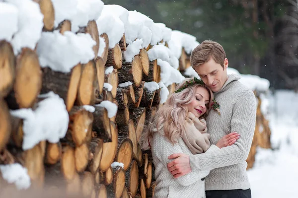 Couple Amoureux Réchauffe Serre Dans Ses Bras Mariage Hiver Groom — Photo