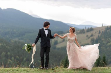 Gelin ve damat düğünlerini dağlarda kutluyorlar. Düğün fotoğrafçılığı. İki kişilik düğün..
