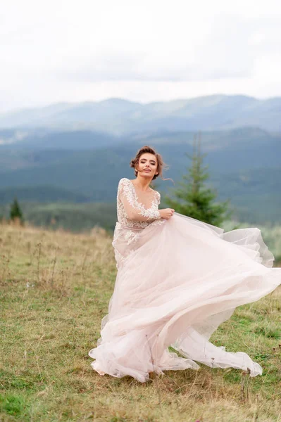 Bella Sposa Posa Nel Suo Abito Sposa Uno Sfondo Montagne — Foto Stock