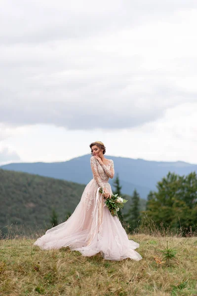 Bella Sposa Posa Nel Suo Abito Sposa Uno Sfondo Montagne — Foto Stock