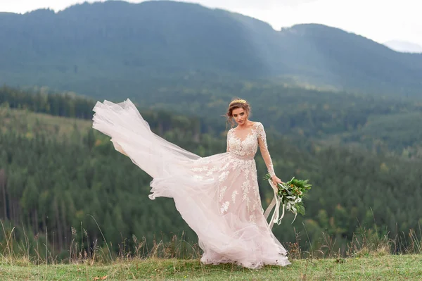 Bella Sposa Posa Nel Suo Abito Sposa Uno Sfondo Montagne — Foto Stock