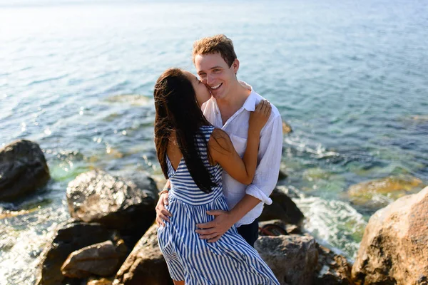 一对年轻貌美的情侣在海上亲吻 — 图库照片