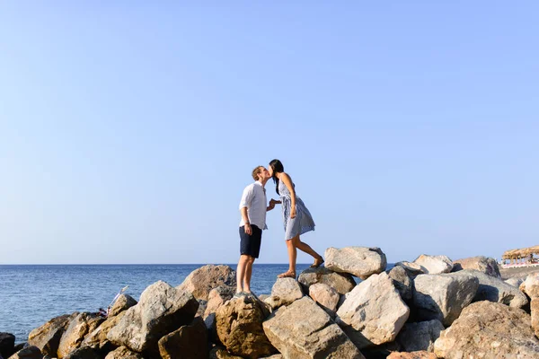 Jovem Casal Bonito Beijando Fundo Mar — Fotografia de Stock