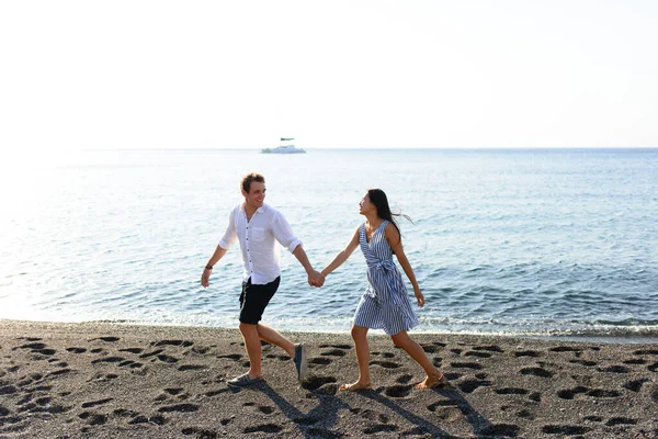 Jovem Casal Bonito Estão Andando Sobre Fundo Mar Tiro Praia — Fotografia de Stock