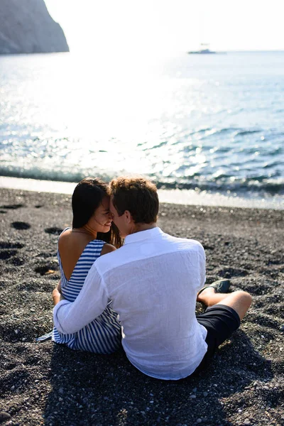 一对年轻貌美的情侣在海上亲吻 — 图库照片