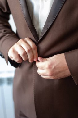 Bir iş adamı ceketine düğme takar..