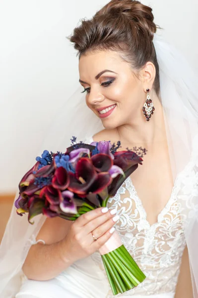 Молодая Красивая Невеста Держит Букет Темно Фиолетовых Калл — стоковое фото