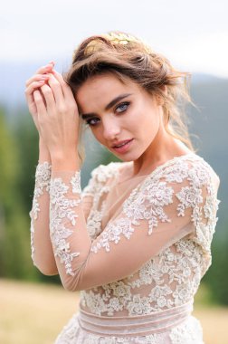 Dağlarda güzel bir gelinin portresi.
