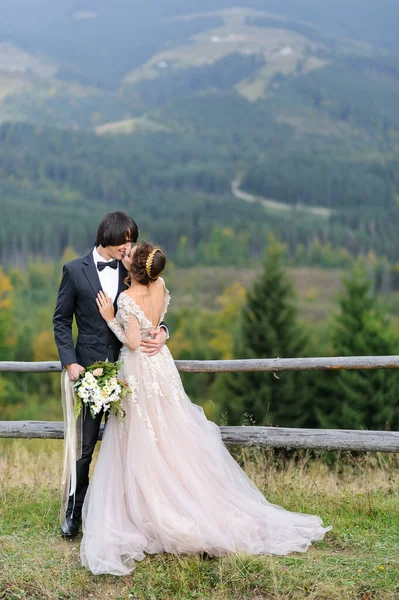 Foto Casamento Atirar Para Dois Nas Montanhas — Fotografia de Stock