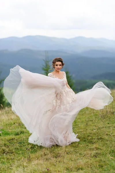 Невеста Розовом Воздушном Платье Поет Играет Своим Платьем — стоковое фото