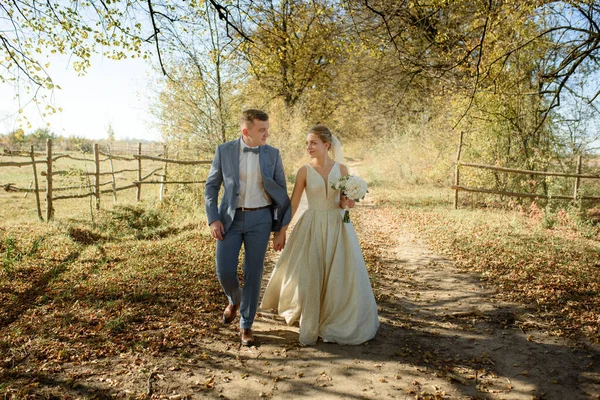Молодая Красивая Пара Гуляет Свадебных Платьях Осеннем Парке — стоковое фото