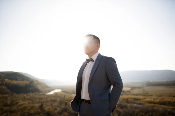 Porträt Eines Hübschen Bräutigams Anzug Den Bergen Bei Sonnenuntergang — Stockfoto