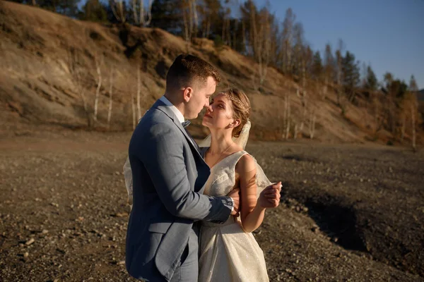 Közelkép Menyasszonyról Vőlegényről Egy Pillanattal Csók Előtt — Stock Fotó